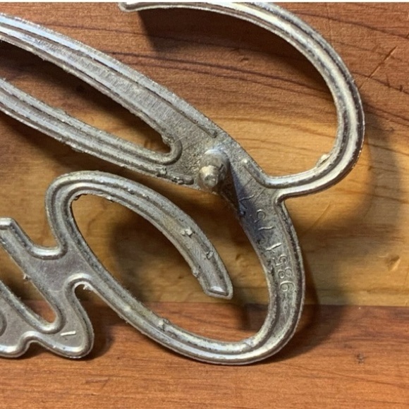 1971 1972 CUTLASS TRUNK SCRIPT EMBLEM OEM GM# 9851757 - Picture 3 of 6